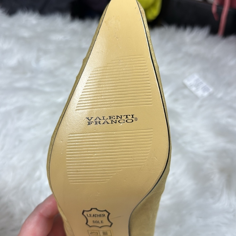 NWOB Valenti Franco Gold Tweed Pumps with Brooch - Picture 8 of 8